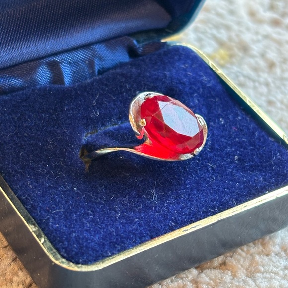 Vintage Elegant Red Gemstone Ring - Picture 2 of 7